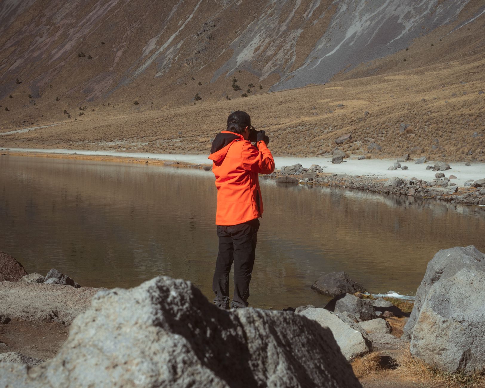 Fotógrafo en paraje natural argentino