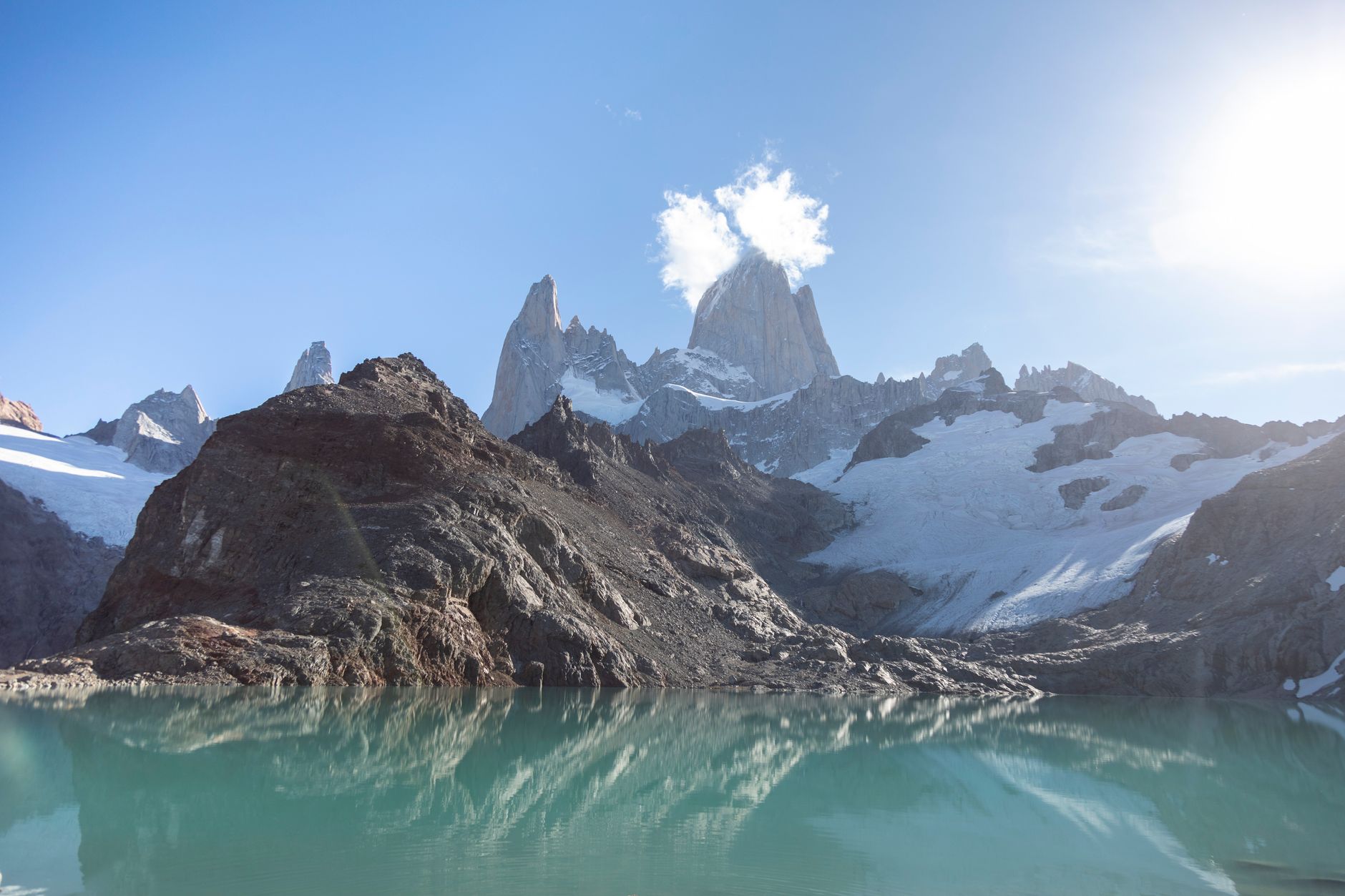 Vista del monte Fitz Roy reflejado en laguna