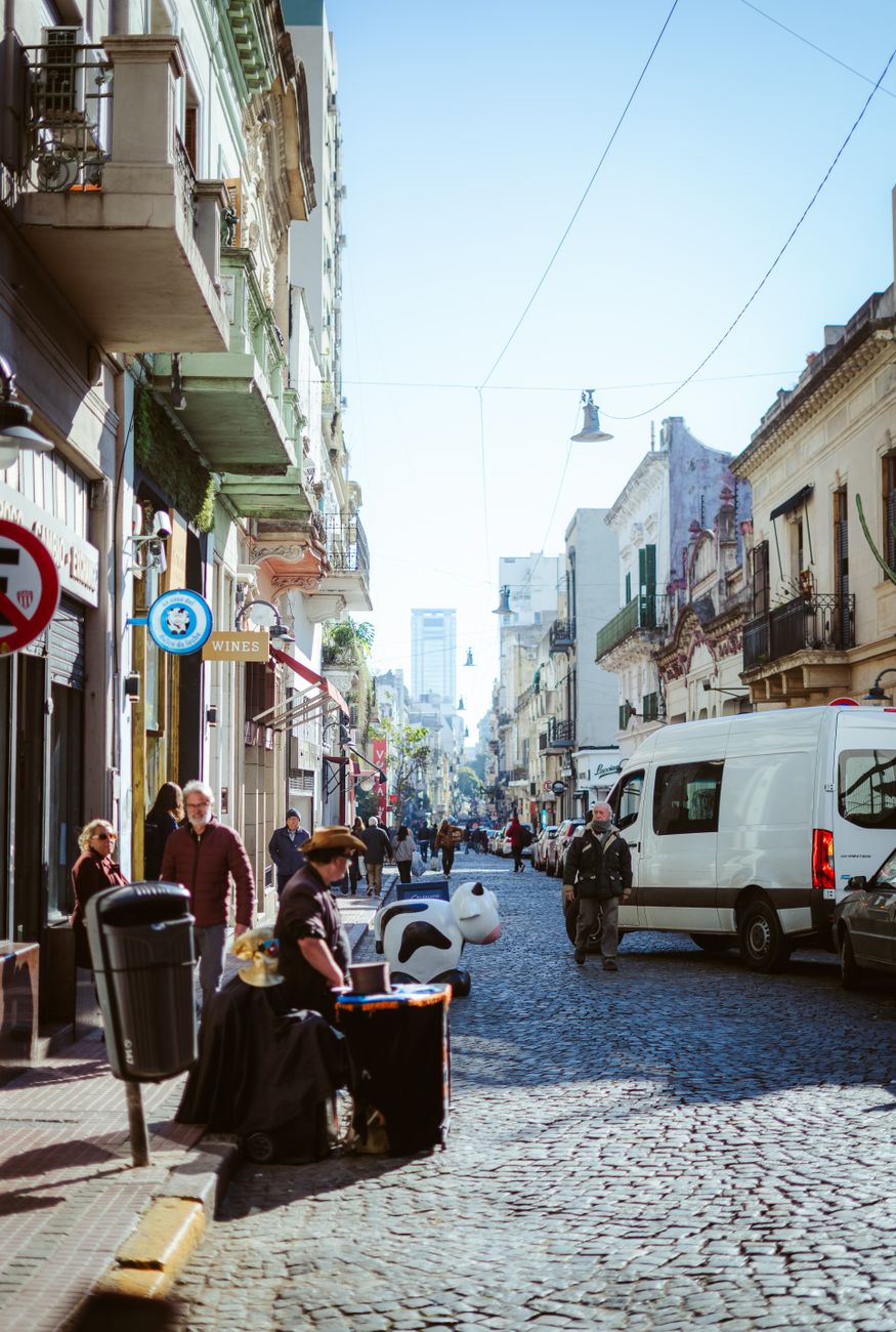 Fachada clásica de café tradicional en Buenos Aires