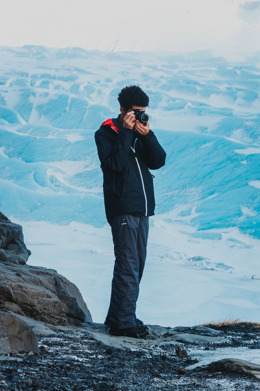 Fotógrafo de naturaleza en el lago