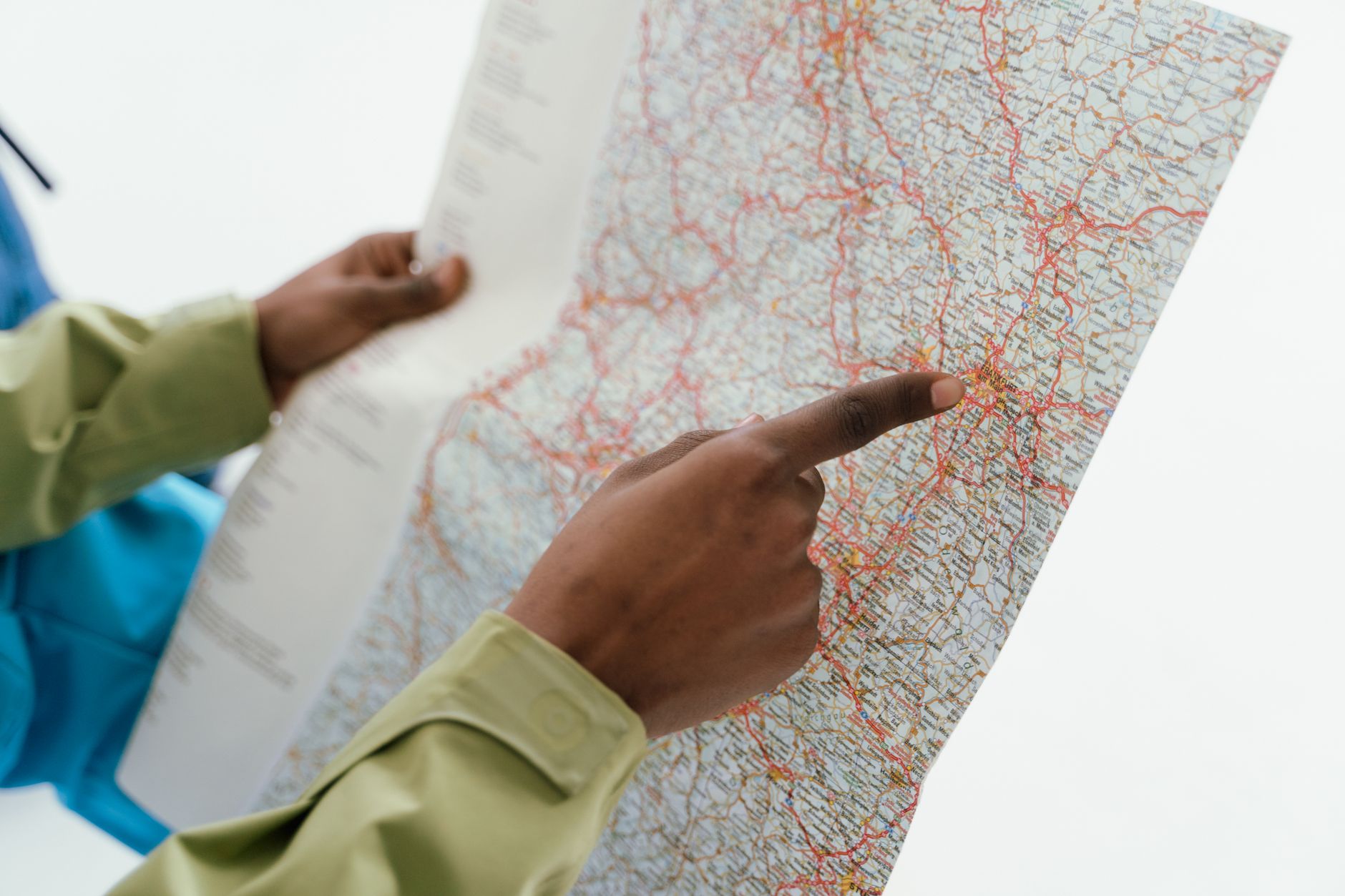 Mochilero con mapa y libreta